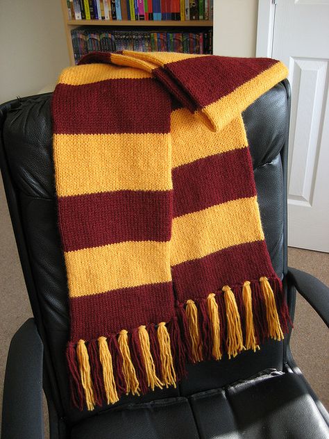 Hogwarts Scarf, Casual Halloween Outfits, Gryffindor Scarf, Harry Potter Scarf, Crochet Scarf For Beginners, Harry Potter Crochet, Quirky Girl, Harry Potter Cosplay, Anniversaire Harry Potter