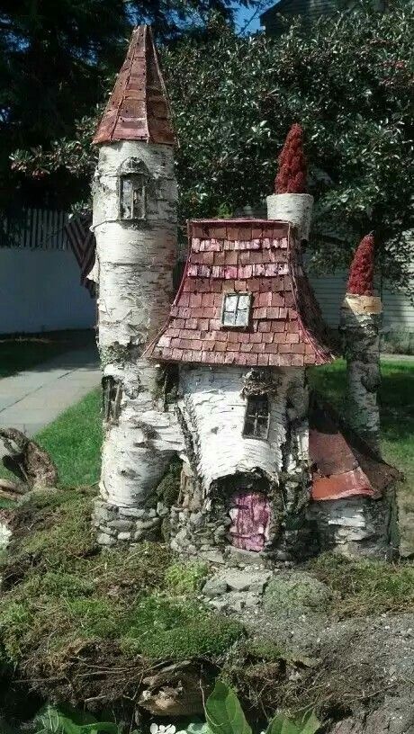 Birch Tree Logs & Stumps turned into a Fairy Garden Castle (unknown source) Fairy Garden Castle, Fairy Garden Ideas Diy, Fairy Tree Houses, Fairy Castle, Faeries Gardens, Fairy Tree, Yard Project, Gnome House, Fairy Garden Houses