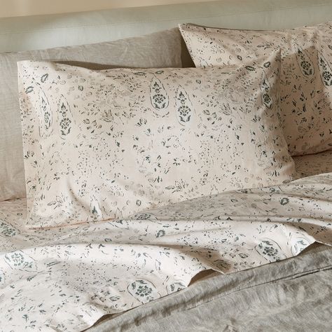 These vintage-inspired cotton flannel sheets feel like a dream. The deliciously soft Turkish cotton offers you cozy warmth and a luxe feel before you drift off to a restful slumber. Vintage Floral Bedding, Floral Sheets Bedding, Apt Aesthetic, Bed Sheets Aesthetic, Floral Bed Sheets, Floral Sheet Set, Toilet Room Decor, Flannel Sheets, Primary Bedroom