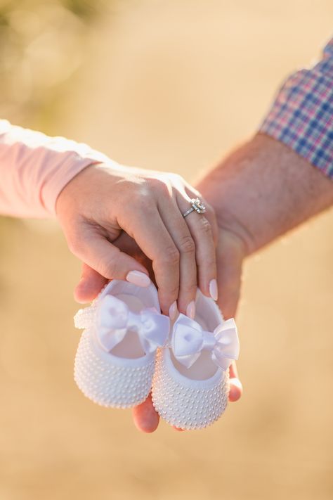 Baby Announcing Ideas, Baby Bump Photoshoot, Maternity Photography Poses Outdoors, Maternity Photography Poses Couple, Pregnancy Photos Couples, Baby Shower Photo, Couple Pregnancy Photoshoot, Baby Bump Photos, Baby Shower Photography