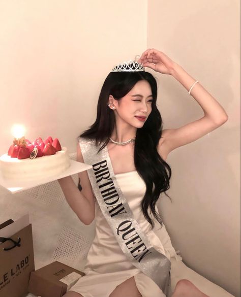 19th Birthday Outfit, 18th Birthday Outfit, Korean Photoshoot, 17th Birthday Ideas, Cute Birthday Pictures, 21st Birthday Photoshoot, Cute Birthday Ideas, 사진 촬영 포즈, Today Is My Birthday