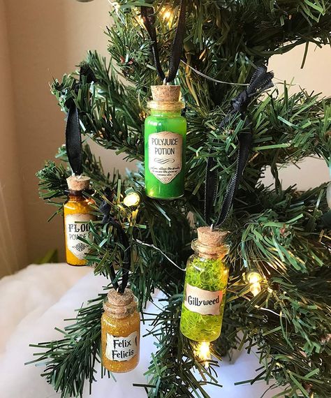 Diy Harry Potter Christmas Ornaments, Harry Potter Theme Christmas, Harry Potter Christmas Diy, Deco Noel Harry Potter, Harry Potter Ornament, Ollivanders Wand Shop, Harry Potter Themed Christmas, Harry Potter Christmas Ornaments, Nerdy Christmas