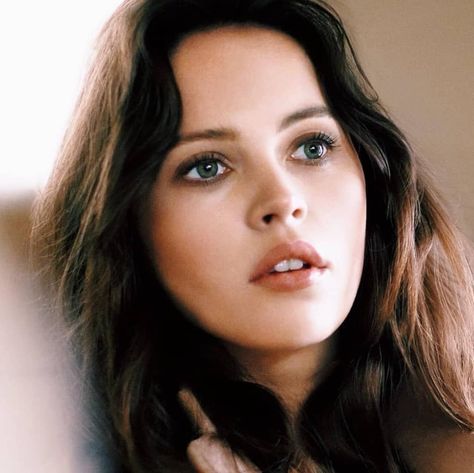 She is so beautiful! 😍💕 #felicityjones Felicity Rose Hadley Jones, 60s Outfits, Pale Women, 60s Look, Francoise Hardy, Linda Ronstadt, Face Portrait, Star Wars Outfits, Felicity Jones