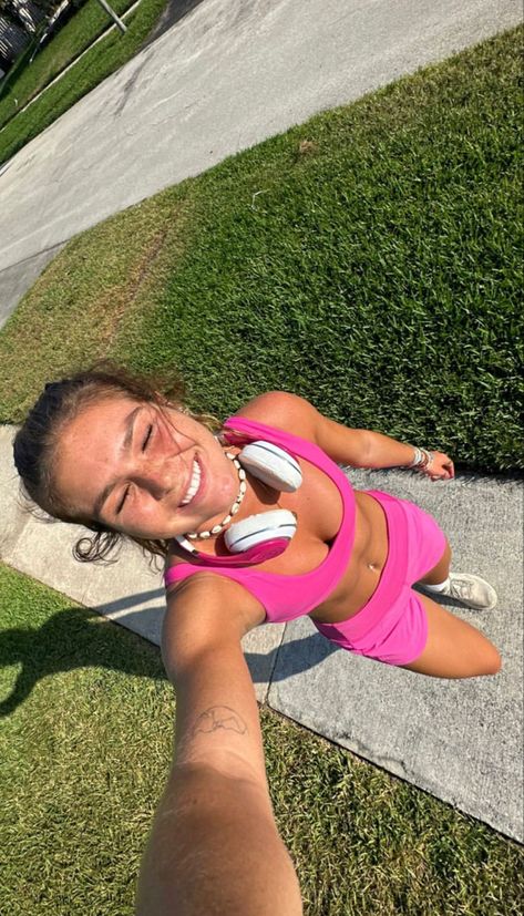 Cute Running Outfits, Running Outfits For Women, Aesthetic Vacation Outfits, Outfit Running Errands, Pink Workout Outfit, Girl Summer Aesthetic, Cute Running Outfit, Dress To Impress Outfits, Fits Casual