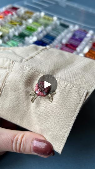 Couture, Button Embroidery Ideas, Button Designs Ideas, Embroidery Buttons, Daisy Stitch, Learning To Embroider, Trendy Sewing Projects, Lazy Daisy Stitch, Diy Embroidery Designs