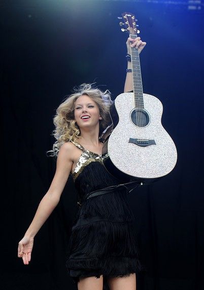 Taylor Swift with glitter guitar Taylor Swift Debut Era Guitar, Taylor Swift Guitar Aesthetic, Vs Taylor Swift, Fearless Aesthetic, Fearless Tv, Taylor Swift Country, Taylor Swift Guitar, Taylor Swift Images, Fearless Era