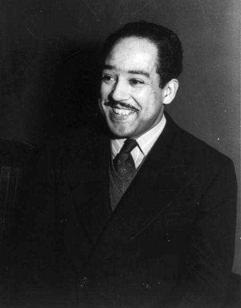 10 Celebrities accused during first Red Scare (Helen Keller, Chaplin, Hughes, Welles, Bernstein...) African American Poets, Most Famous Poems, Black Dancers, Black Literature, African American Literature, Langston Hughes, Human Rights Campaign, Social Activist, Smiling Man