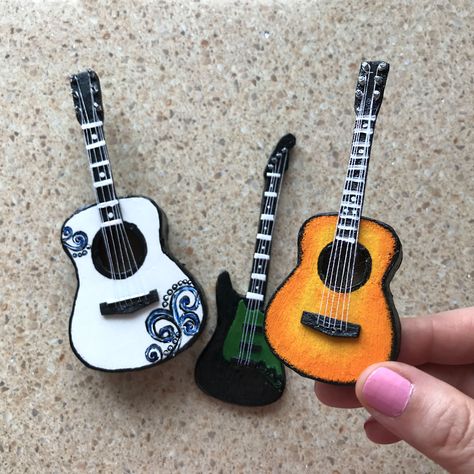 Guitar Diy Crafts, Mini Guitar Diy, Gnome With Guitar, Guitar Cards Ideas, Cardboard Guitar Diy, Guitar Cards Handmade, Handmade Guitar Cards, Guitar Cardboard, Origami Guitar