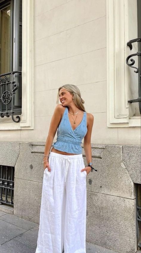 Palm Spring Outfit Ideas, France Inspired Outfit, Fashionable Summer Outfits, Spanish Women Style Outfits, Casual City Outfit Spring, Outfit For Spain, Corsica Outfit, Changing Style Clothing Tips, Post College Outfits