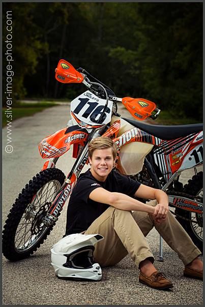 senior boy Motocross, Senior Picture Motorcycle, Dirt Bike Senior Photos, Dirt Bike Poses, Senior Photos With Motorcycle, Dirt Bike Graduation Pictures, Dirtbike Senior Photos, Motocross Senior Pictures, Dirtbike Photo Shoot