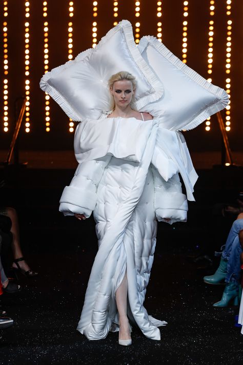 Part of the reimagined Bedtime Story collection by Viktor & Rolf to mark the brand's 25th anniversary. Fashion Fail, Couture, Victor And Rolf, Space Fashion, Collection Couture, Runway Outfits, Pillow Dress, Viktor Rolf, Couture Mode