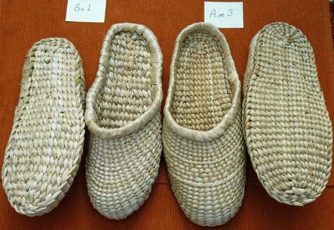 Bulgarian straw shoes Jikatabi Shoes, Organic Shoes, Warrior Photography, Straw Shoes, Straw Sandals, French Shoes, Medieval Garb, Diy Slippers, Flax Fiber