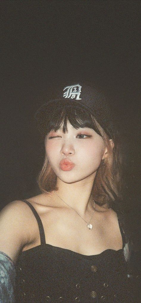 Chaewon Lesserafim Wallpaper, Chaewon Wallpaper, Lesserafim Wallpaper, Iz One Chaewon, Chaewon Lesserafim, 90s Hiphop, Dyed Hair Inspiration, Pretty Selfies, Korean Celebrities