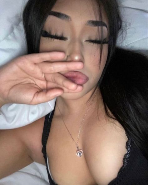 Funny, Instagram, Her Eyes, Hands On, A Woman, Bed