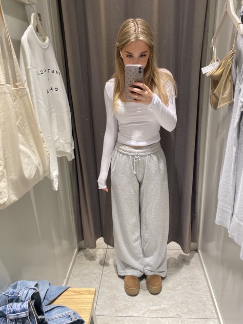 Comfy It Girl Outfits, Ugg Outfits Summer, Cute Comfy Fits Winter, Grey Sweatpants And Uggs Outfit, Outfit Inspo Fall Comfy, Fall Outfit Inspo Leggings, Cute Cozy Winter Outfits Comfy, It Girl Outfit Winter, Cozy Outfits For Winter