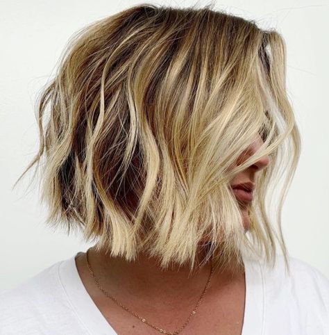 Wavy Bob Hairstyle with Blonde Highlights Kort Bob, Short Wavy Haircuts, Wavy Bob Haircuts, Short Wavy Bob, Wavy Bob Hairstyles, Wavy Bob, Wavy Haircuts, Bob Haircut For Fine Hair, Haircuts For Wavy Hair