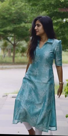 Style Outfits Summer, Dress Designs For Stitching, Latest Kurti Designs, Summer Vibes Aesthetic, Churidhar Designs, Casual Summer Style, Aesthetic Summer Outfits, Chudidar Designs, Simple Frock Design