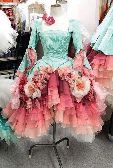 This is such a beautiful costume from The Sleeping Beauty ballet :) I love it so much!! Tutu Ballet, Australian Ballet, Dancer Costume, Ballet Costume, Fest Outfits, Idee Cosplay, Ballet Tutu, Ballet Costumes, Beautiful Costumes