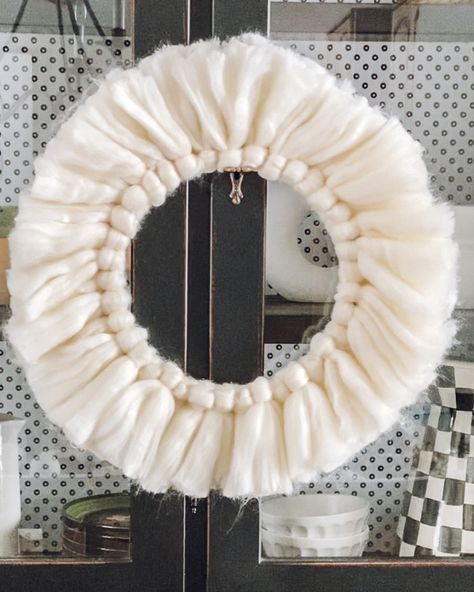 Natal, Chunky Yarn Wreaths Diy, What To Make With Fuzzy Yarn, Fall Macrame Wreath, Wool Wreath Diy, Diy Chunky Yarn Wreath, Macrame Door Wreath, Chunky Yarn Crafts, Homemade Wreath Ideas