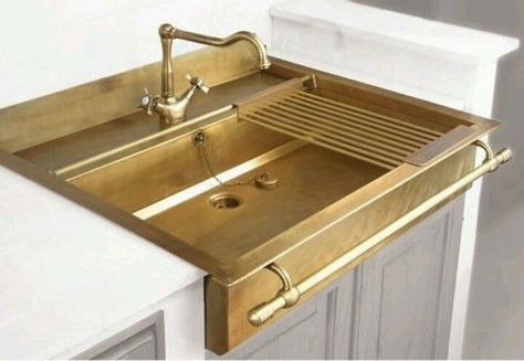 This all-gold kitchen sink that looks as valuable as a single collector's edition Beanie Baby. Bath Trends, Brass Kitchen Sink, Interior Dapur, Brass Sink, Brass Kitchen, Gold Kitchen, Kitchen Taps, 1 Image, Cool Stuff