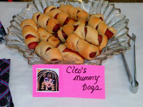 Monster High Party Snacks:  Cleo's Mumy Dogs, hot dogs and cresent rolls. Monster High Birthday Party Ideas Diy, Monster High Party Food Ideas, Monster High Birthday Party Food, Monster High Movie Night, Monster High Snacks, Monster High Themed Party, Monster High Food Ideas, Monster High Bday Party, Monster High Party Food