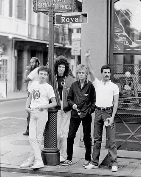 Queen walking around the French Quarter in New Orleans, 1981. 👑 🎶 Fred Mercury, Queens Wallpaper, Ben Hardy, Queen Photos, Queen Pictures, Roger Taylor, Pahlawan Super, Queen Freddie Mercury, John Deacon