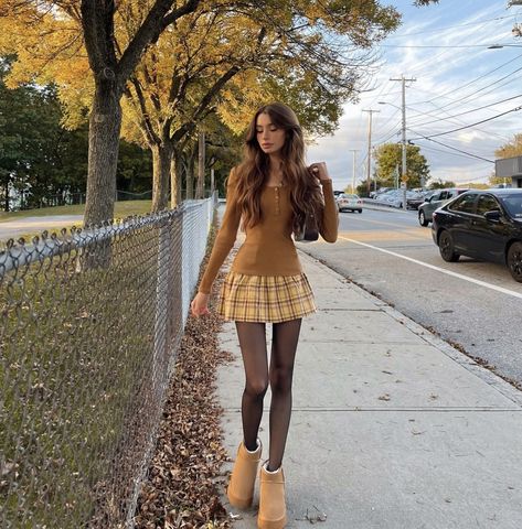 Skirts And Tights Outfit, Bella Lombardi, Brown Skirt Outfit, Cute Mini Skirt Outfits, Skirt Aesthetic, 2000s Outfit, Outfits 2000s, Skirt Outfits Fall, Fall Dress Outfit