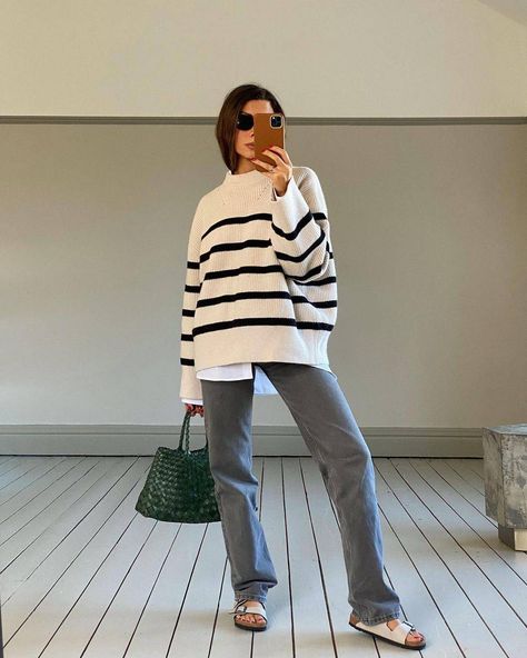 Breton Tops Are Back, and These Are the Best Outfits Ideas | Who What Wear UK Estilo Chic Casual, Striped Sweater Outfit, Stile Kylie Jenner, Outfit Petite, Mode Swag, Alledaagse Outfits, Populaire Outfits, Looks Jeans, Athleisure Casual