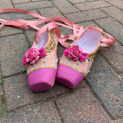 Rosie Somerville on Instagram: “A Barbie type of day. I could not resist making Genevieve’s dress without also making her shoes. I took a pair of point shoes and cut of…” Barbie Twelve Dancing Princesses, Princess Dress Sewing, Sewing Cosplay, Barbie 12 Dancing Princesses, Twelve Dancing Princesses, Princess Charm School, Beau Film, Barbie Drawing, 12 Dancing Princesses