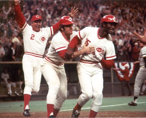 October 22, 1975  – The Reds defeat the Red Sox 4 games to 3 to win the 1975 World Series in a broadcast that breaks records for a televised sporting event. George Foster, Mlb Uniforms, Johnny Bench, Cincinnati Reds Baseball, Pete Rose, Sporting Event, Baseball Photos, Reds Baseball, Mlb Players