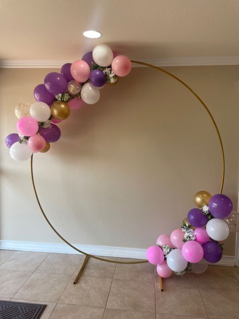 Gold ring with balloon garland Mothers Day Backdrop, Diy Bouquet, Ring Stand, Balloon Garland, Ideas Para, Gold Ring, Sonic, Mothers Day, Gold Rings