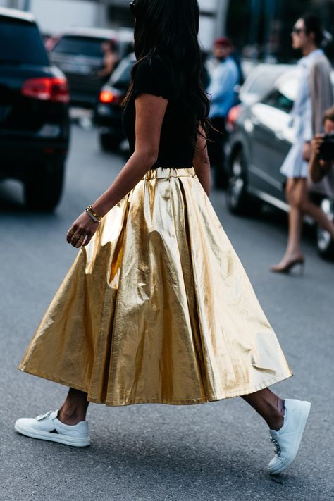 With Milan Fashion Week Spring/Summer 2017 well underway, our photographer Sandra Semburg is out on the street capturing the best looks. What To Wear With A Gold Skirt, Gold Skirt Street Style, Gold Sweatshirt Outfit, Manga Fashion Outfits, Golden Heels Outfit, Golden Skirt Outfit, Gold Skirt Outfit, Golden Skirt, Gold Clothes