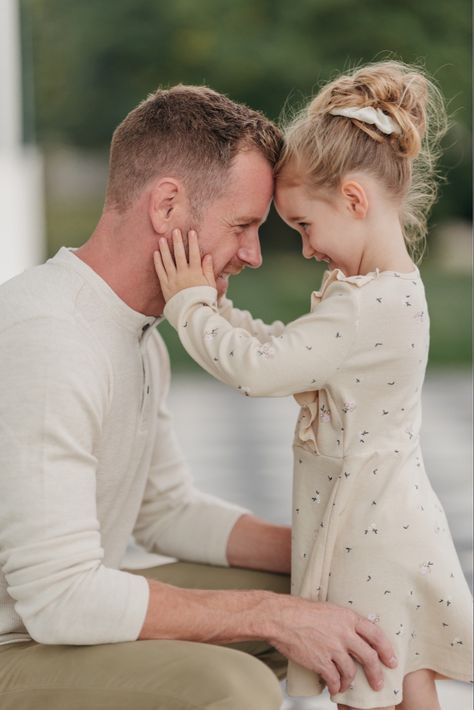 Father Daughter Fall Pictures, Father And Daughters Photo Ideas, Daddy And Newborn Daughter Photo Ideas, Father And Daughter Photoshoot Ideas, Father Daughter Photography Poses, Father And Daughter Photo Ideas, Daddy And Me Mini Session Ideas, Cute Daddy And Daughter Pictures, Family Photo Toddler
