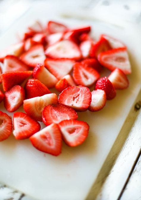 sliced strawberries 2 Cheesecake Waffles, Passionfruit Syrup, Ice Cream Cheesecake, Zucchini Recipes Healthy, Apricot Fruit, Sliced Strawberries, Recipe For Teens, Cream Cheesecake, Strawberry Slice