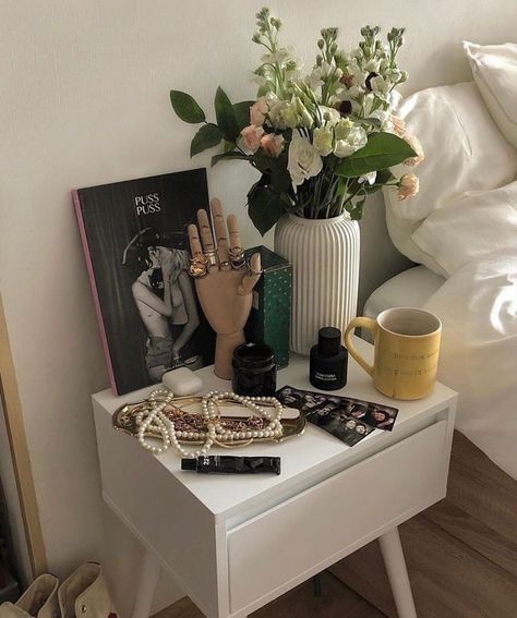 Side Tables Bedroom Decor, Bedside Table Aesthetic, Aesthetic Nightstand, Nightstand Aesthetic, Table Aesthetic, Bedside Table Decor, Cool Bedroom, Nightstand Decor, Aesthetic Cool