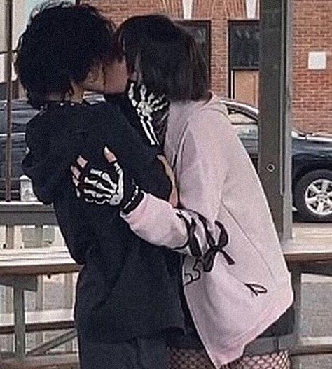 Cute Emo Couple Aesthetic, Grunge Mlm Couple, Wallpaper Lovers Couple, Two Boys In Love Aesthetic, Alt Boyfriend Aesthetic, Emos Making Out, Dark Mlm Aesthetic, Axel Core Aesthetic, Soft Touch Aesthetic