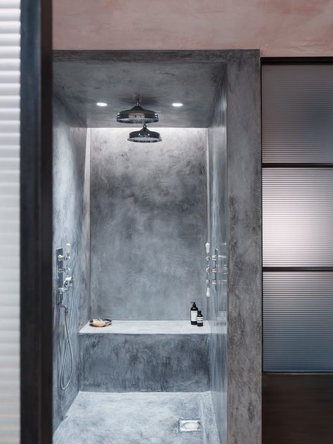 Bathroom: concrete shower stall with built-in seat, traditional chrome tapware with white porcelain handles Drømme Bad, Warehouse Renovation, Concrete Shower, Regal Bad, Warehouse Loft, Warehouse Conversion, Warehouse Home, Washing Walls, Concrete Bathroom