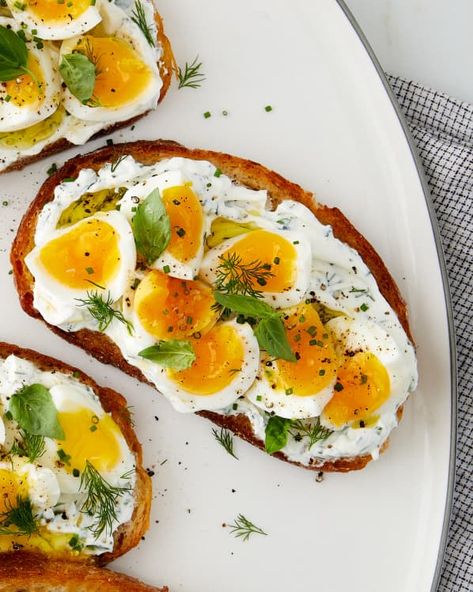 Healthy Brunch Board Ideas, Jammy Egg Toast, Mediteranian Diet Recipes, Mediterranean Recipes Healthy, Mediterranean Diet Food List, Mediterranean Diet Breakfast, Mediterranean Breakfast, Mediterranean Diet Recipes Dinners, Mediterranean Diet Meal Plan