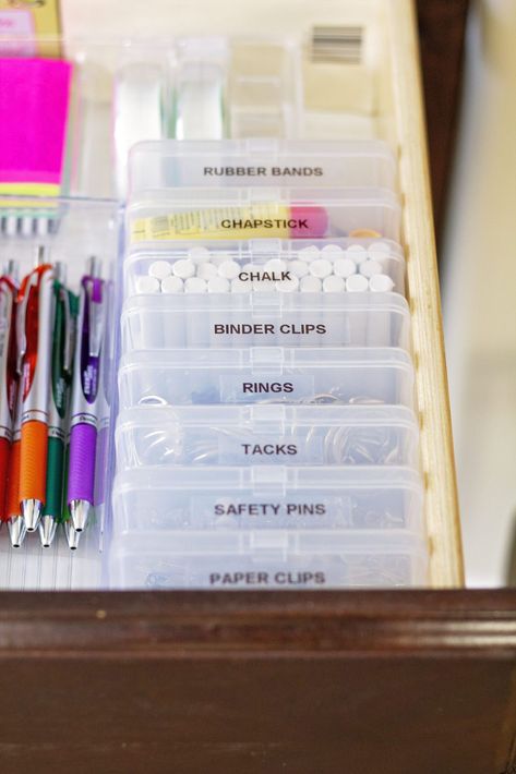 Tired of cluttered, messy drawers? Here are some awesome tips and tricks to learn how to organize drawers so they stay clean and organized with a good system! #organize #organized #organizeddrawers Organisation, Organize Junk Closet, Organized Junk Drawer, Junk Drawer Organization Ideas, Home Office Drawer Organization, Junk Room Organization, Organize Junk Drawer, Junk Drawer Organization, Organizing Hacks Dollar Stores