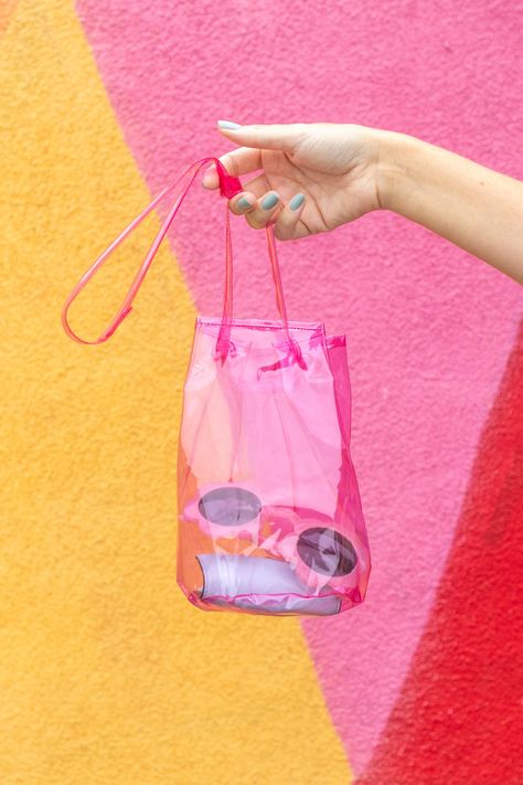 How to Sew a Vinyl Bucket Bag (Beginner Sewing Tutorial) | Club Crafted Clear Vinyl Sewing Projects, Clear Vinyl Bags Diy, Clear Bag Diy, Sewing Vinyl, Diy Organize, Diy Pochette, Cute Diy Projects, Diy Textiles, Vinyl Bag