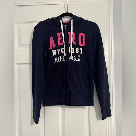 Black Aeropostale zip sweatshirt with logo Aeropostale Logo, Burgundy Hoodie, Aeropostale Hoodies, Flannel Hoodie, Crewneck Sweatshirt Women, Tops Black, Zip Sweatshirt, Crop Sweatshirt, Logo Color