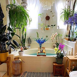 Soaker Tub Decor, Home Interior Design 2023, Modern Indoor Plants, Interior Design 2023, Indoor Plants Decor Ideas, 2023 Home Interior, Indoor Plants Decor, Bohemian Bathroom, Eclectic Bathroom