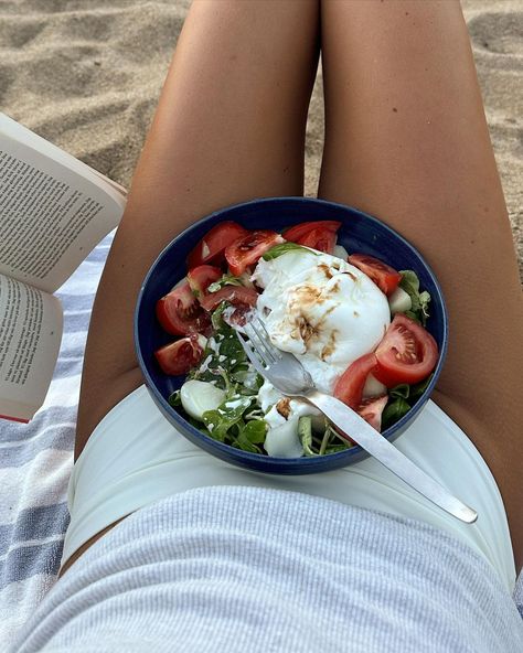 Healthy Exercise Aesthetic, Caprese Salad Aesthetic, Recipes Aesthetic, Sommer Mad, Summer Eats, Pasti Sani, Movie Snacks, Idee Pasto, Healthy Food Motivation