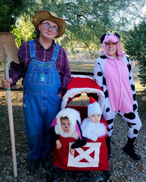 Farm Animals Halloween Costumes, Farmer Halloween Costume, Farm Costumes, Farmer Halloween, Farm Animal Costumes, Farmer Costume, Family Themed Halloween Costumes, Family Halloween Costume, Theme Nights