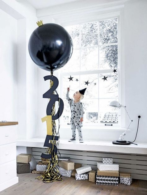 15 Balloons to Make Your New Year’s Eve Party Festive AF via Brit + Co Nye Balloons, Deco Nouvel An, Champagne Balloons, Jumbo Balloons, Up Balloons, Silvester Party, New Year Decor, Balloon Wall, New Years Decorations