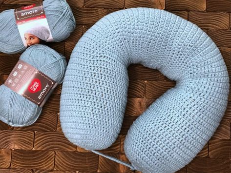 Are you a traveler? If you're a jet-setter and a crocheter, you'll want to whip yourself up a NEW crocheted travel pillow with this NEW pattern! Amigurumi Patterns, Crochet Neck Pillow, Neck Pillow Pattern, Travel Pillow Pattern, Crochet Travel, Neck Support Pillow, Crochet Car, Crochet Pillows, Pattern Pillow