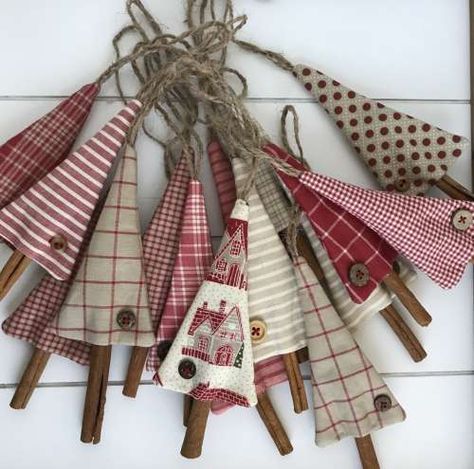 Quilt Ornaments Diy, Make Your Own Christmas Ornaments, Fabric Christmas Decorations, Sewn Christmas Ornaments, Christmas Decorations Sewing, Christmas Fabric Crafts, Christmas Sewing Projects, Christmas Ornaments Diy, Ornament Craft