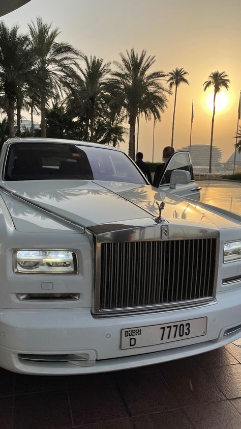 Royce Royce Car, Xe Rolls Royce, All White Rolls Royce, Cars Rolls Royce Luxury, Roll Royce Aesthetic, White Rolls Royce Aesthetic, Royce Rolls Cullinan, Rolls Royce White Wallpaper, White Rolls Royce Cullinan