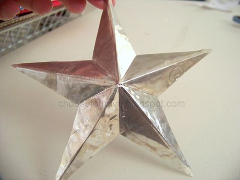 Make rustic tin stars from foil cake pans Soda Can Crafts, Aluminum Can Crafts, Tin Star, Dekor Diy, Tin Can Crafts, Tin Art, Stars Craft, Foil Art, Star Diy