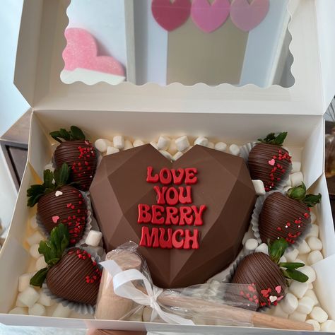 Valentine Chocolate Covered Strawberries, Chocolate San Valentin, Chocolate Covered Desserts, Valentine Strawberries, Breakable Heart, Strawberry Box, Chocolate Covered Strawberry Recipe, Chocolate Covered Strawberries Bouquet, Valentine's Day Celebration